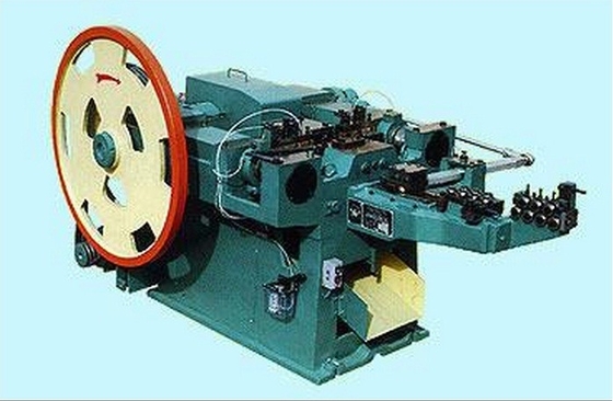 Punta automatica industriale che fa alta velocità a macchina per il chiodo del ribattino